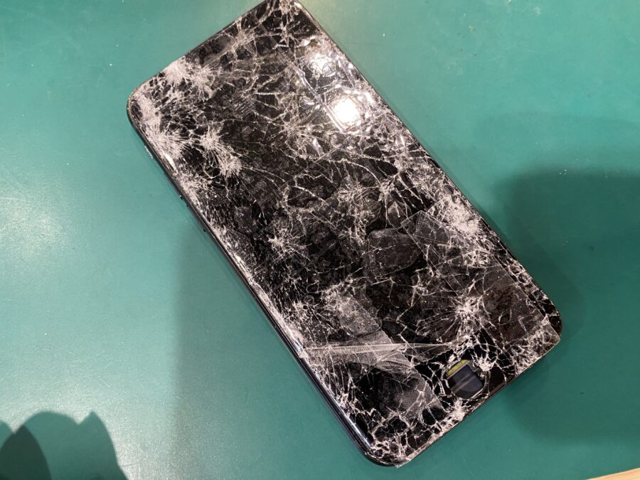 車の下敷きになってしまった！iPhone SE3(アイフォン)の画面修理 - スマホ修理工房ペリエ千葉店