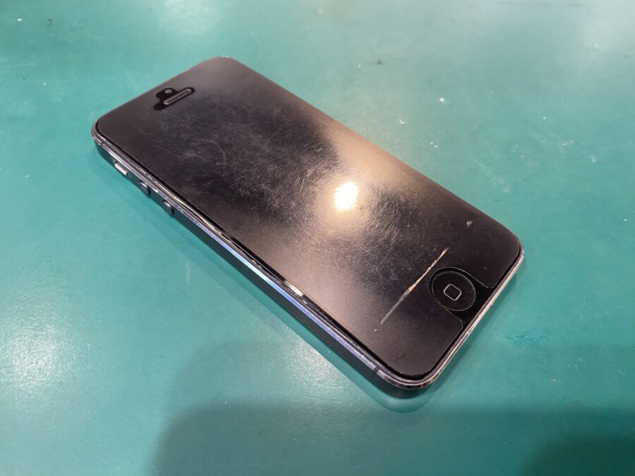 ゲームではかなりのレア級に値するかも？iPhone 5(アイフォン)のバッテリー交換修理 - スマホ修理工房ペリエ千葉店