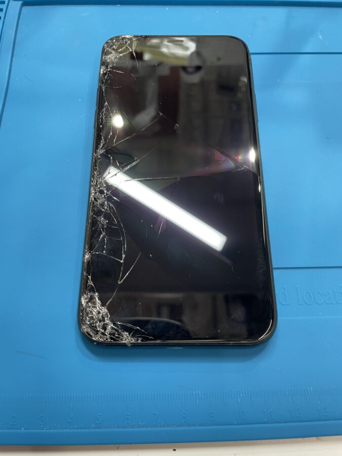 iPhone11の液晶漏れの修理も承っております♪【スマホ修理工房池袋P'パルコ店】