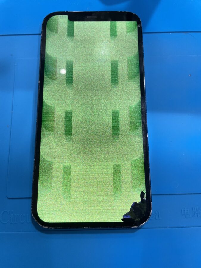 iPhone12（アイフォン12）の画面が緑に？！液晶交換修理は【スマホ修理工房池袋P’パルコ店】にお任せください♪
