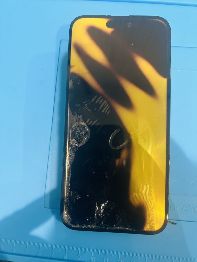 iPhone14ProMax（アイフォン）の画面がバーベキューで焼け焦げた…！？スマホ修理工房渋谷店が解決できる
