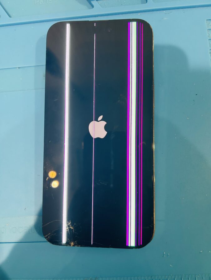 画面が割れて、紫色の線が入った。。。iPhone14Pro（アイフォン14プロ）もスマホ修理工房渋谷店が即日修理いたします