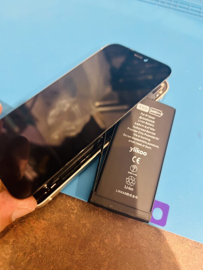 iPhone12mini（アイフォン12ミニ）　バッテリー膨張修理　￥6,680（税込）～30分～スマホ修理工房渋谷店