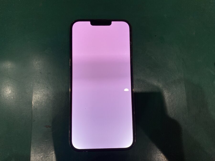 江東区西大島、亀戸近くのスマホ修理店！iPhone13ProMax(アイフォン)画面が急に真っ白に。。