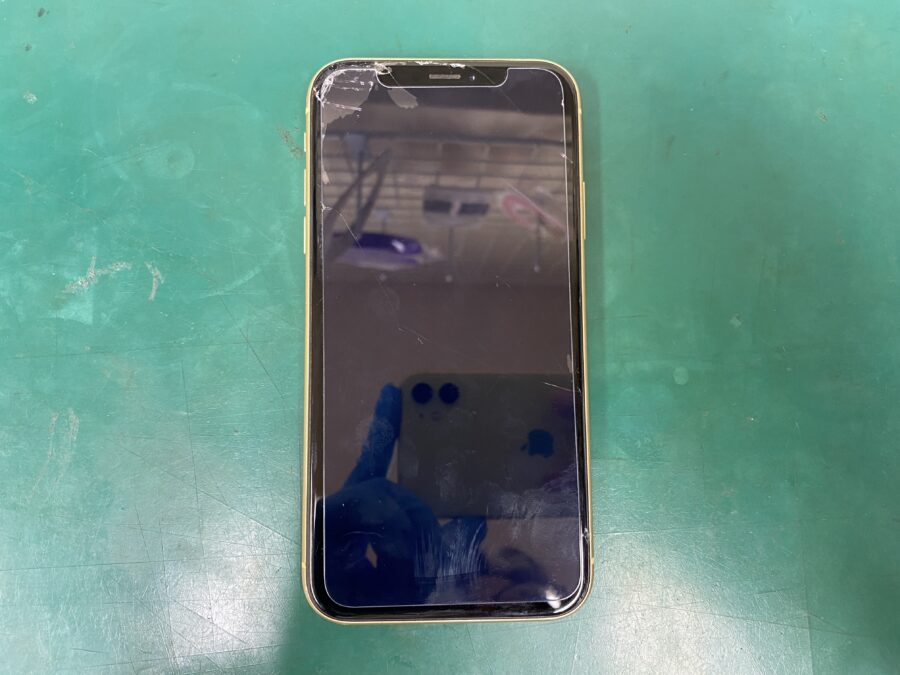江東区西大島、亀戸近くのスマホ修理店！iPhoneXR(アイフォン)画面が割れてしまった。