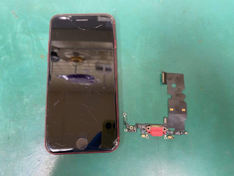 江東区西大島、亀戸近くのスマホ修理店！iPhoneSE2(アイフォン)充電が出来ずにスマホの電源が入らない。