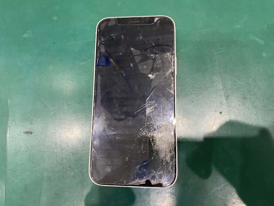 江東区西大島、亀戸近くのスマホ修理店！iPhone12(アイフォン)画面＆背面パネル割れ。それって直らない？？