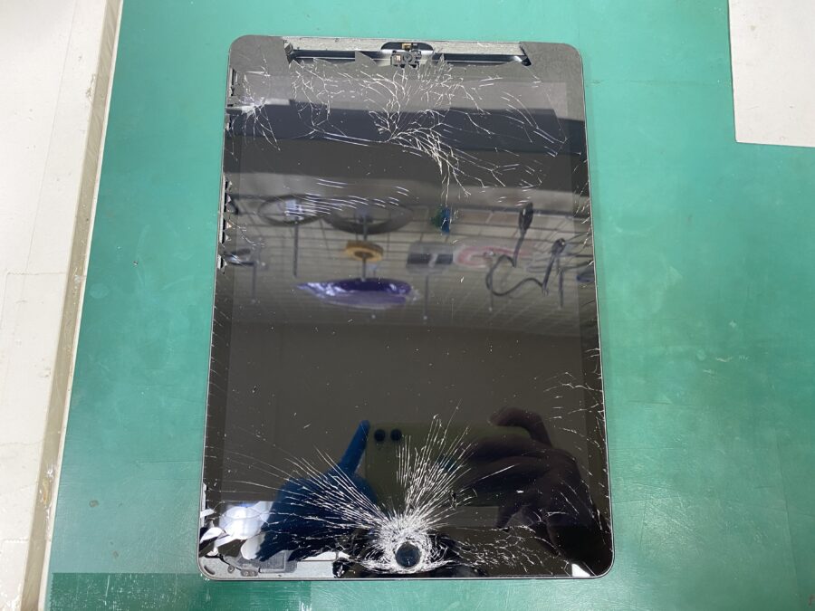 江東区西大島、亀戸近くのスマホ修理店！iPad(アイパッド)第8世代、ガラスが割れてしまった。。