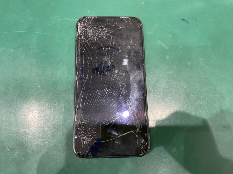 江東区西大島、亀戸近くのスマホ修理店！iPhone11Pro(アイフォン)画面割れ。正規店だと高いから安く直したい。