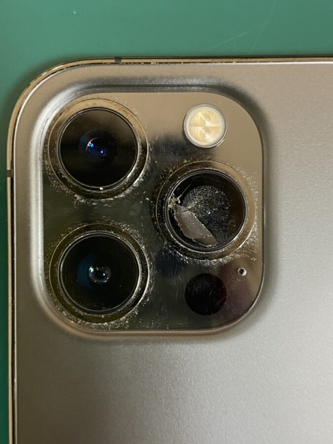 iPhone12ProMAX（アイフォン）のカメラレンズ割れでモヤの映り込みに困ってますか？