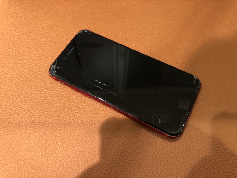 何度も落下させてしまい画面が割れてしまったiPhoneSE第二世代の画面修理を行いました!【スマホ修理工房仙台パルコ2店】