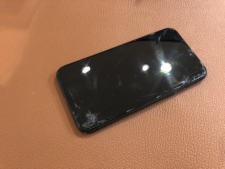 画面が割れ、液晶が映らなくなってしまったiPhone11の画面交換修理！【スマホ修理工房仙台パルコ2店】