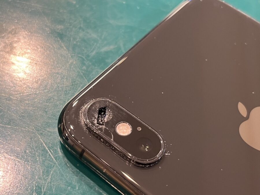 iPhoneX(アイフォン)のカメラレンズ割れ、カメラが使えるうちに交換がオススメ！【スマホ修理工房新宿PePe店】