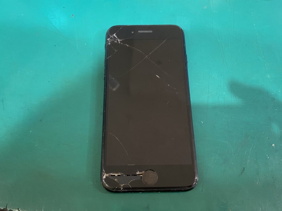 割れたままは危険かも！？iPhoneSE 2（アイフォン）の画面交換修理ならお任せください！【スマホ修理工房新宿PePe店