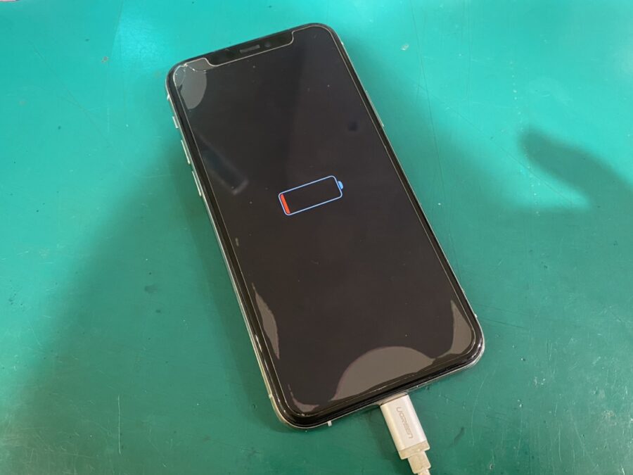 充電し続けてても充電中マークでずっと起動しない！そんなiPhone11も復旧するかもしれません！【スマホ修理工房新宿PePe店】