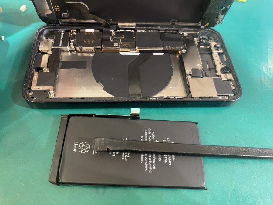 電池持ち悪くなっていませんか？iPhone12シリーズのバッテリー交換するなら今！【スマホ修理工房新宿PePe店】