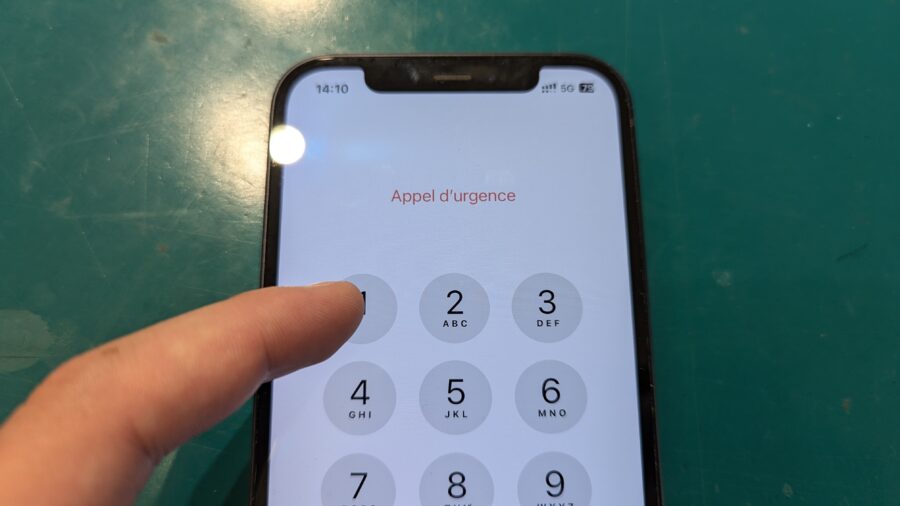iPhone12（アイフォン）のタッチが効かない時でも当店で画面交換で最短即日！【スマホ修理工房新宿PePe店】