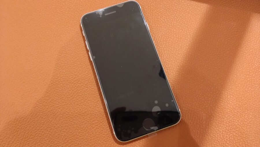 真っ暗で操作が出来なくなってしまったiPhoneSE3（アイフォン）の修理を行いました。【スマホ修理工房仙台パルコ2店】