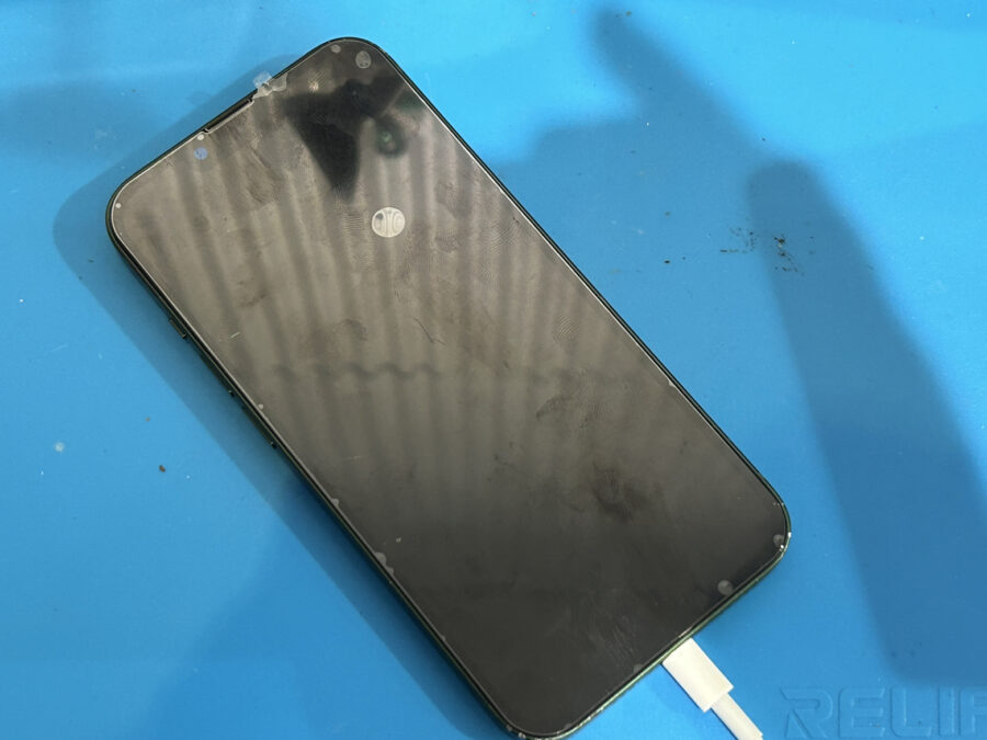 iPhone13の液晶が壊れて真っ暗！そんな時は渋谷駅目の前のスマホ修理工房渋谷店にご相談してください！