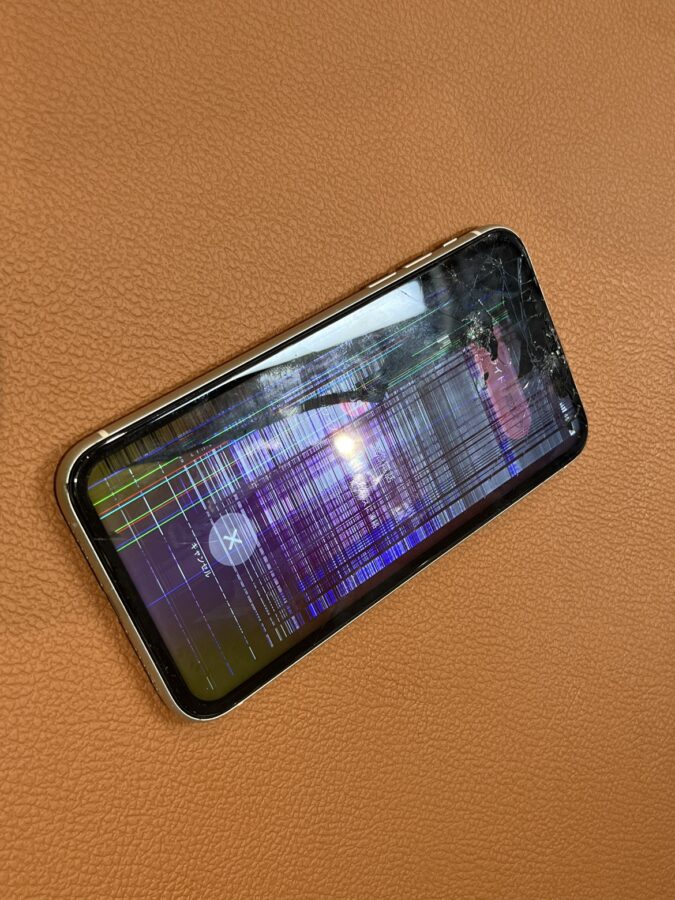液晶不良により画面に横線が表示されるiPhone11フロントパネル交換修理を行いました!【スマホ修理工房仙台パルコ2店】