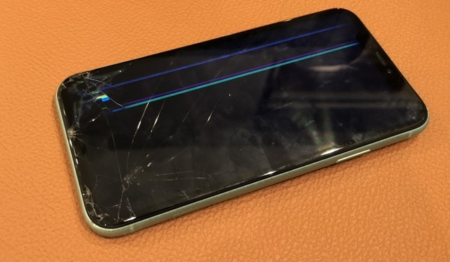落下の衝撃で液晶が真っ暗に…iPhone11(アイフォン)フロントパネル交換を行いました。【スマホ修理工房仙台パルコ2店】