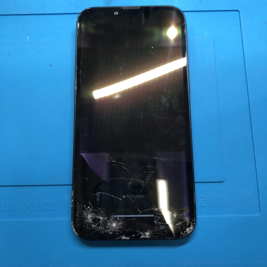 こんな画面になっても直せます！！iPhoneの画面割れは「スマホ修理工房　池袋P’パルコ本店」にお任せください！