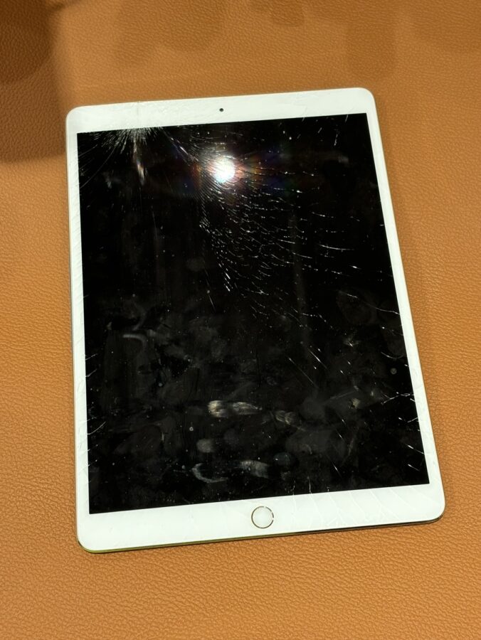 細かいガラス割れのiPad Pro 10.5インチをお持ち込み頂きました。【スマホ修理工房仙台PARCO店】