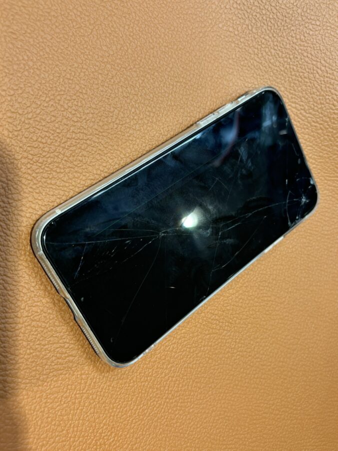 落としたら画面が割れてしまったiPhone11(アイフォンイレブン)のフロントパネル交換を行いました!