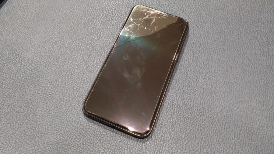 落してひび割れてしまったiPhone11proの修理をさせていただきました！【スマホ修理工房仙台パルコ2店】
