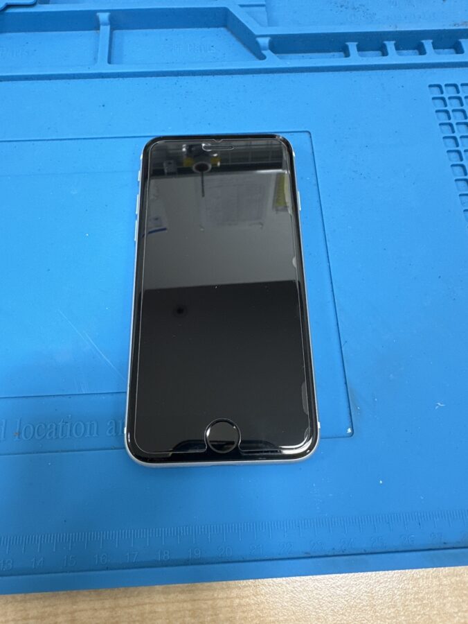 iPhone SE2（アイフォン) ちょっと待ってください！バッテリー交換できます。