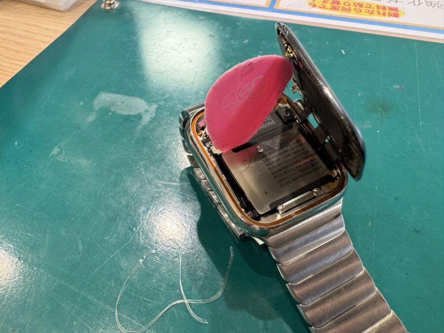 AppleWatch SE40mm（アップルウォッチ）の画面浮き、接着作業急増中‼【スマホ修理工房新宿PePe店】