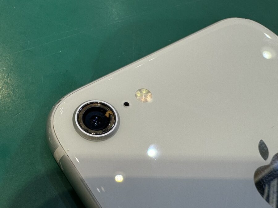 iPhoneのカメラレンズ交換は3300円から！お手軽修理の西武新宿駅【スマホ修理工房新宿PePe店】へどうぞ♪