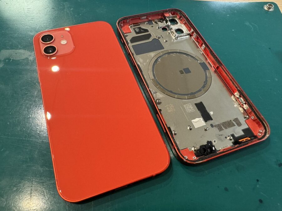 iPhone12（アイフォン）の背面交換修理なら【スマホ修理工房新宿PePe店】にお任せください！