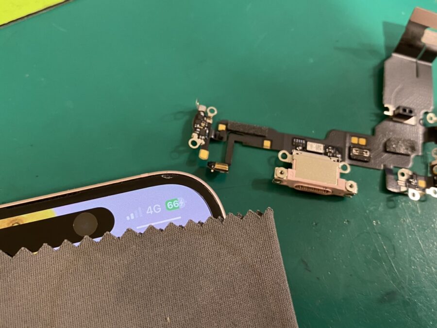水濡れで充電口が壊れてしまったiPhone15(アイフォン)の充電コネクタ交換修理は【スマホ修理工房 新宿PePe店】