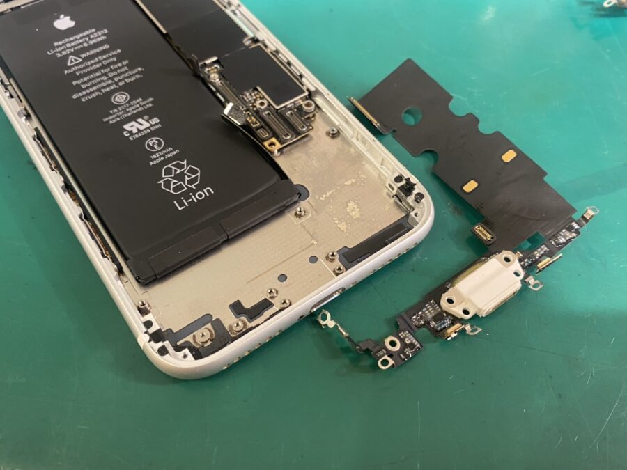 充電しにくい、充電器のグラグラは交換で直せます！iPhoneSE2 充電コネクター　【スマホ修理工房新宿PePe店】