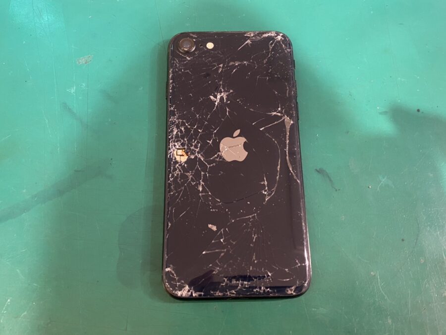 iPhoneのバキバキに割れた背面も直せちゃいます！iPhoneSE3 バックパネル【スマホ修理工房新宿PePe店】