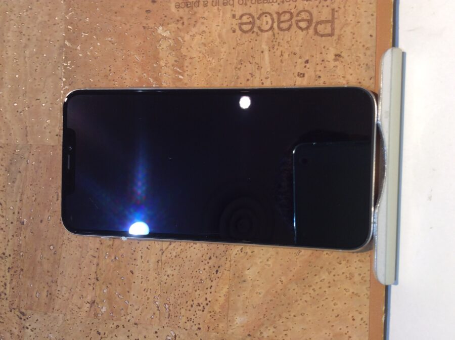 iPhone11ProMax(アイフォン11プロマックス)突然画面が点かなくなった…通知音と振動があるので起動はできてそう