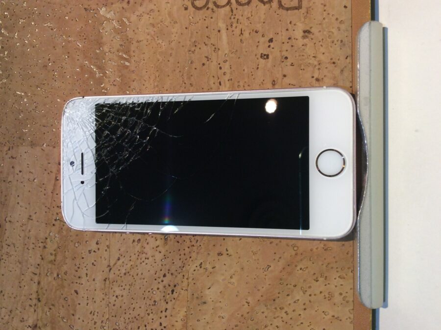 iPhone SE初代(アイフォン初代SE)画面が壊れてしまったので直したい…(;・∀・)古いモデルでも大丈夫です！(*'▽')