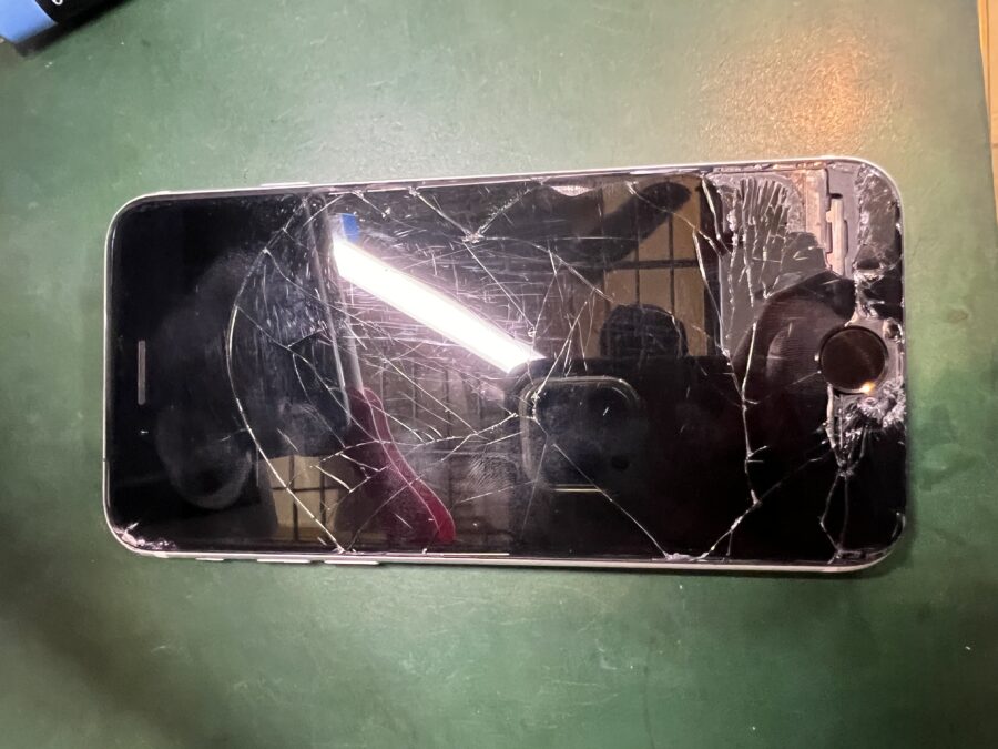 iPhone SE (第2世代)の液晶修理のご依頼をいただきました！アイフォンでお困りの際は【スマホ修理工房葛西店】へ！