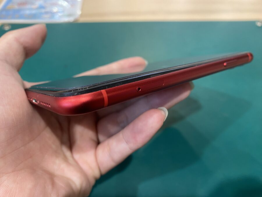 気づいたら膨らんでいました。iPhone 11(アイフォン)のバッテリー交換 - スマホ修理工房ペリエ千葉店