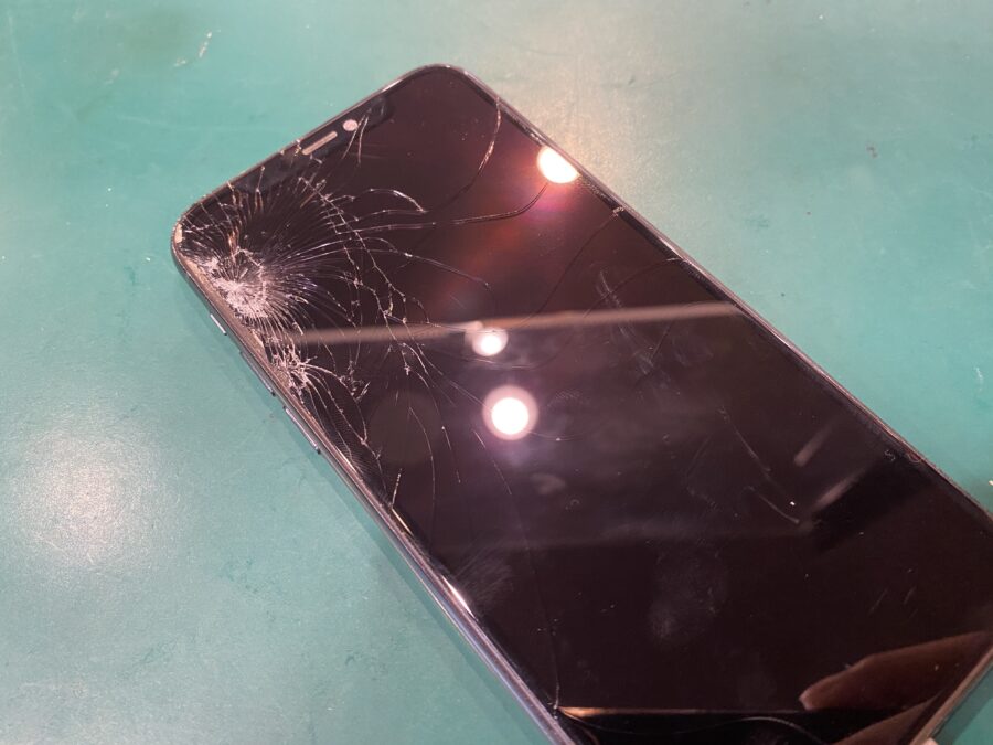 バッキバキに割れちゃいまして…直せますか？iPhone 11 Pro(アイフォン)の画面修理 - スマホ修理工房ペリエ千葉