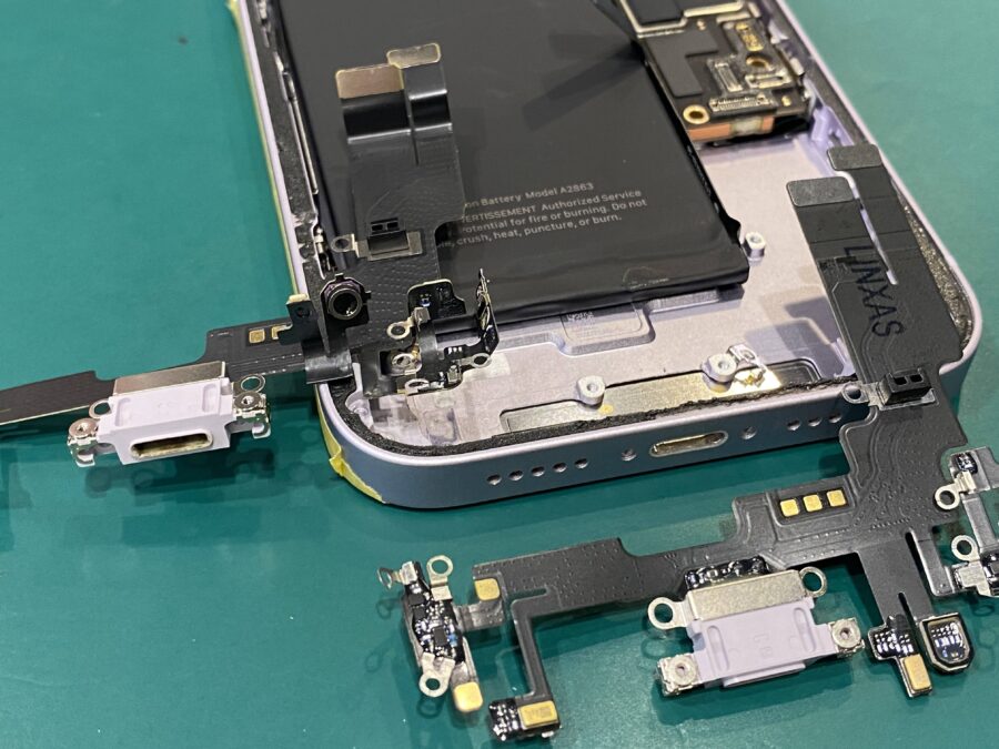 iPhone14(アイフォン)の充電が出来なくなってしまった！水分に触れてしまったかも。。。データそのまま即日修理なら当店にお任