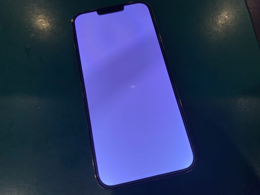 操作はできるようなんですが真っ白なんですよね…iPhone 13 ProMax(アイフォン)の画面修理対応 - スマホ修理