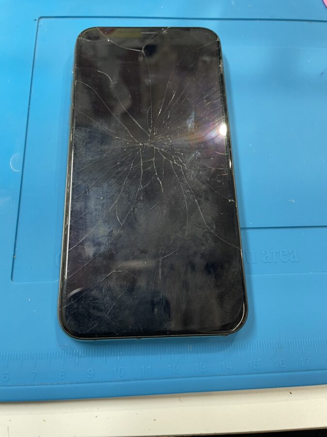 落として画面が割れてしまったiPhoneXS（アイフォンXS）でも【スマホ修理工房池袋P’パルコ店】でサクッと交換！