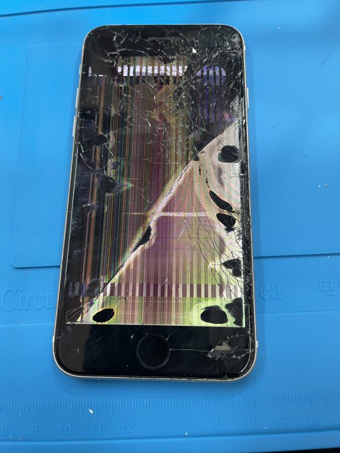 iPhoneSE2の画面が割れたら即日で修理できる【スマホ修理工房池袋P'パルコ店】までご相談ください！