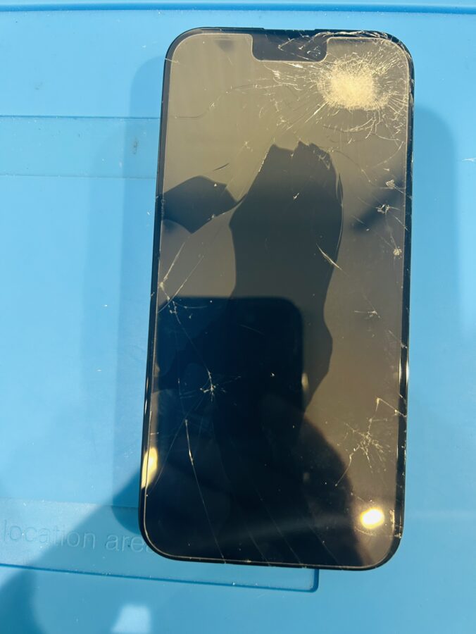iPhone15Pro　フロントパネル交換修理（軽破損）￥45,800（税込）～/40分～スマホ修理工房 渋谷店