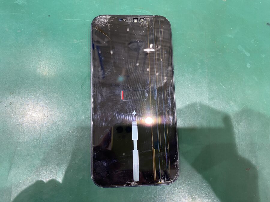 江東区西大島、亀戸近くのスマホ修理店！iPhone13(アイフォン)画面割れ、液晶も壊れてしまった。