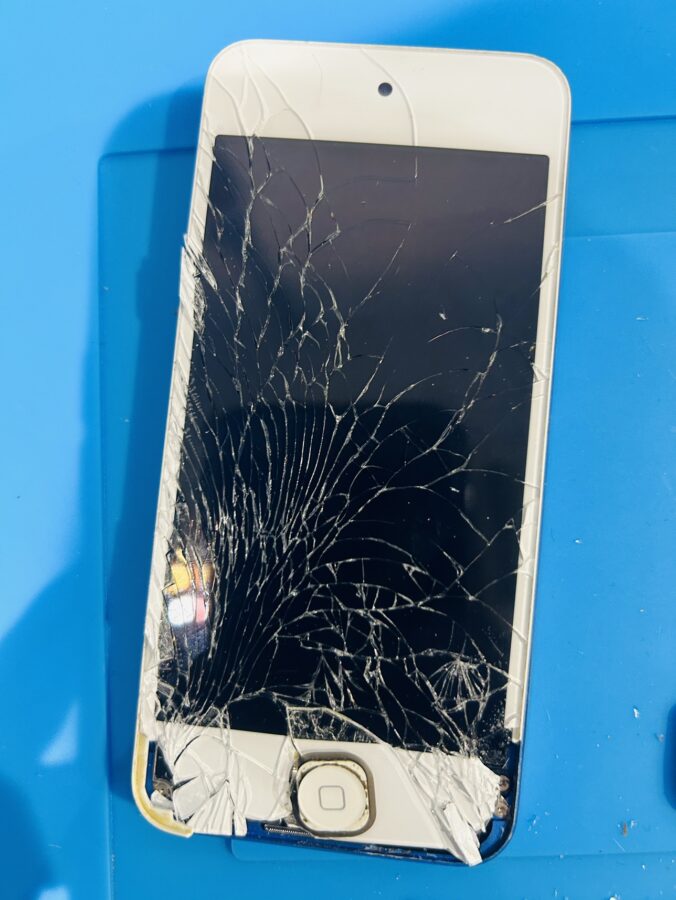iPodtouch7のフロントパネルが割れてしまった！そんな時はスマホ修理工房渋谷店にお任せください！