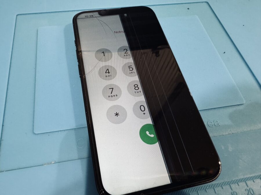 iPhone13（アイフォン）の液晶が半分しか写らない！それなら渋谷駅目の前のスマホ修理工房渋谷店へお越しください！