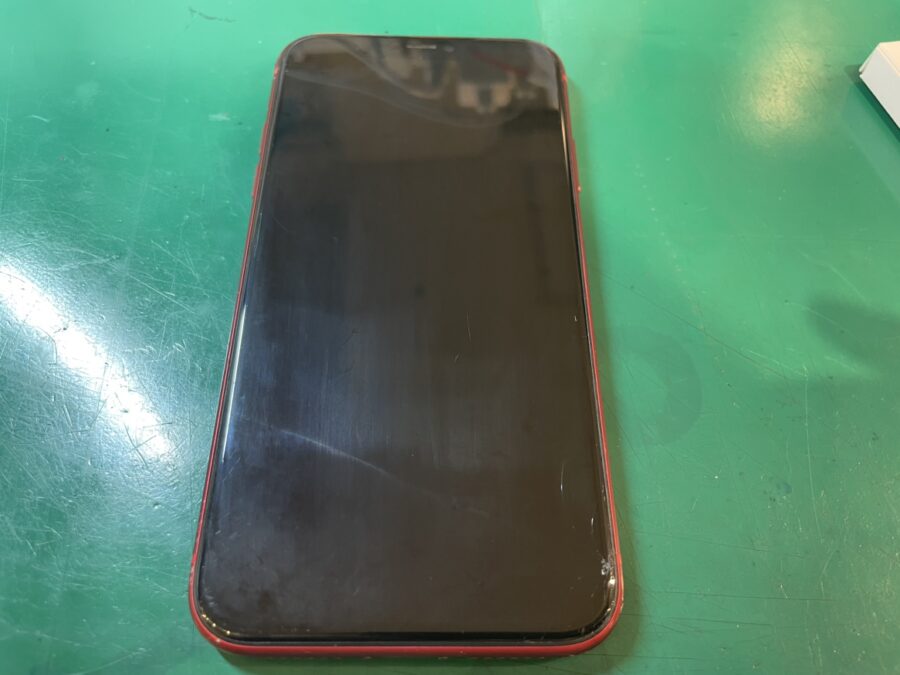 ガラス割れの気になるiPhone11（アイフォン）の画面交換修理を行いました！最短即日修理なら【スマホ修理工房新宿PePe